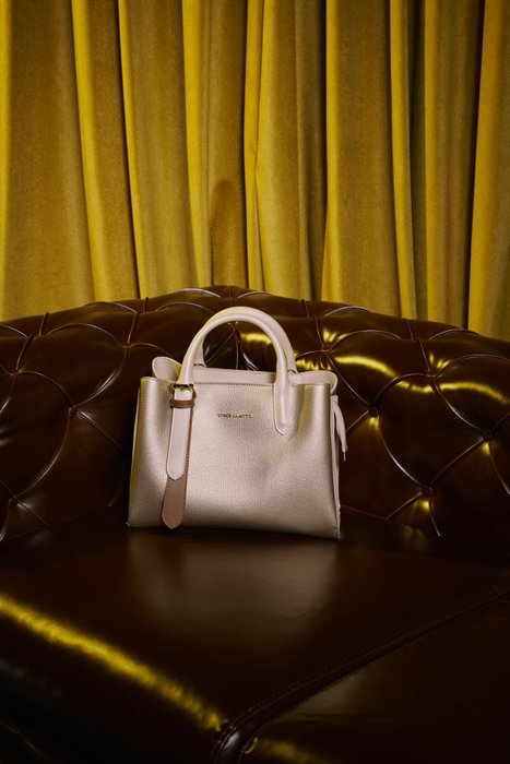 Vince Camuto Bolso Gold 36x26x11 cm, 100% Piel de Polivinilo, Elegante y Versátil para Cualquier Ocasión